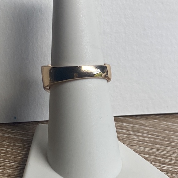 NEW Goldtone Signet Ring - Picture 8 of 11